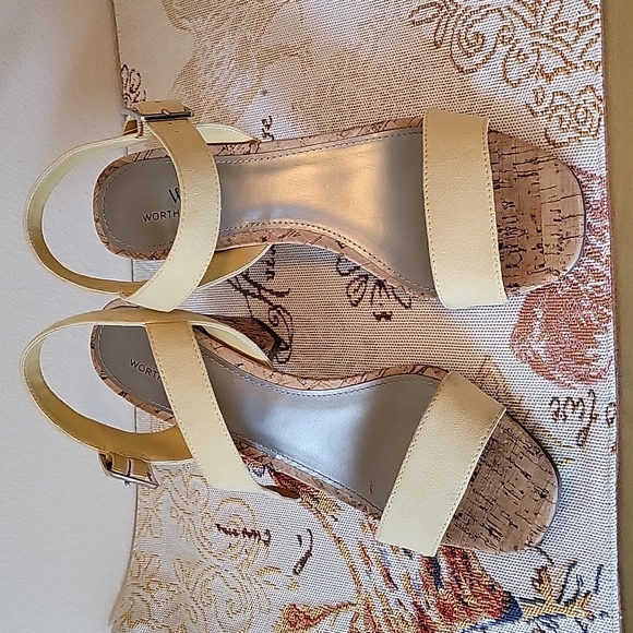 Great Condition Worthington Womens Soft Yellow Suede sandal heel shoes - Picture 1 of 7
